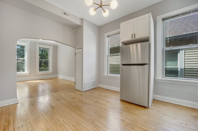 Building Photo - 1346 W Webster Ave