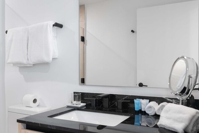 Building Photo - 225 N Miami Ave