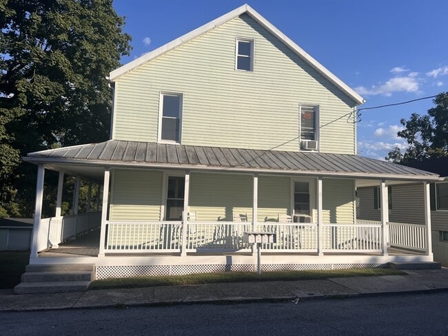 Building Photo - Remodeled 2 bed, 1 bath with laundry