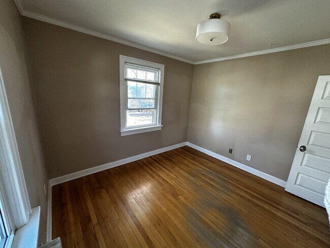 Building Photo - AVAILABLE NOW! "Charming 3-Bedroom Oasis with 2 Full Baths in the Sunset Neighborhood!"