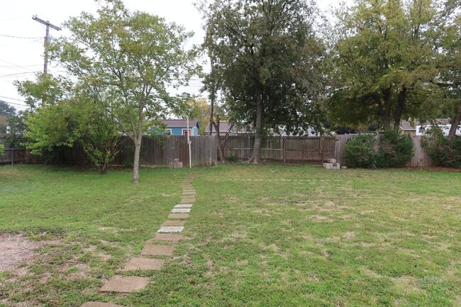 Building Photo - 101 Travis Ln