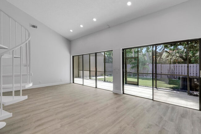 Building Photo - 6680 Thornhill Ct