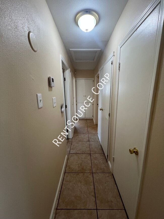 Building Photo - 1200 Kelly Dr