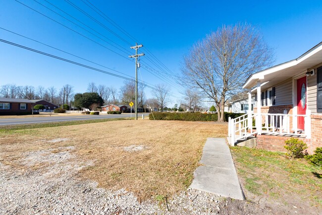 Building Photo - ADORABLE Home