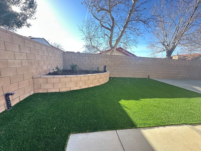 Building Photo - Spacious East Palmdale Home