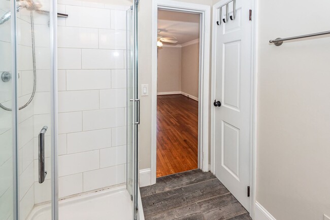Building Photo - 6 Bedroom, 2.5 Bath House in Drayton on th...