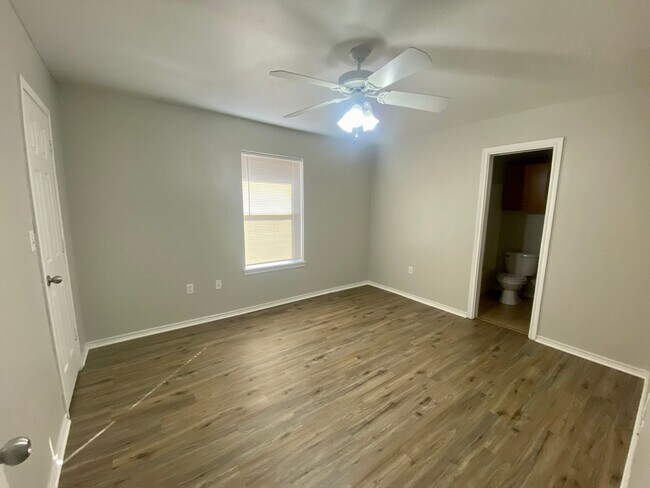 Building Photo - 504 N Brentwood Ave