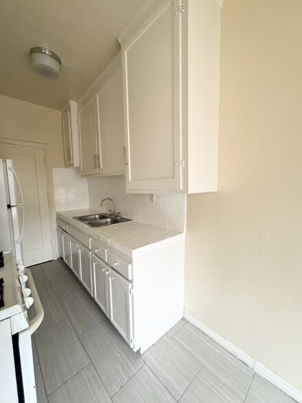 Building Photo - 1154 Normandie Ave