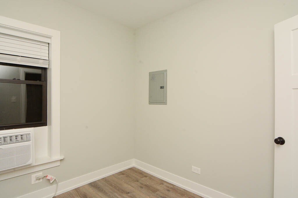 Building Photo - 735 W Brompton Ave