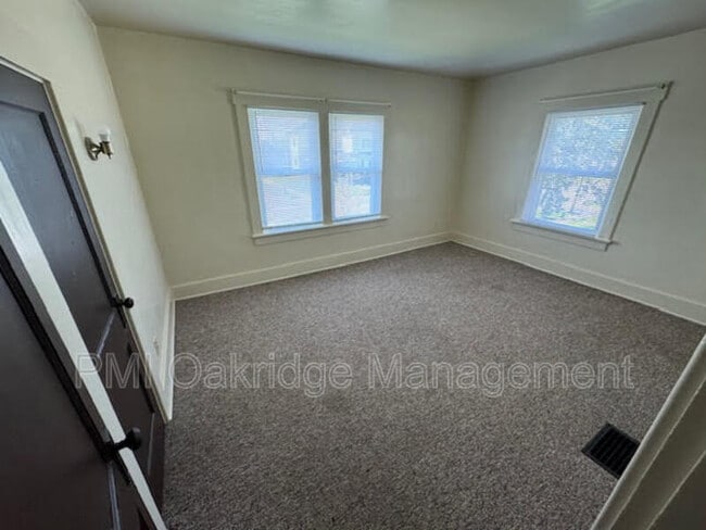 Building Photo - 524 Martin St