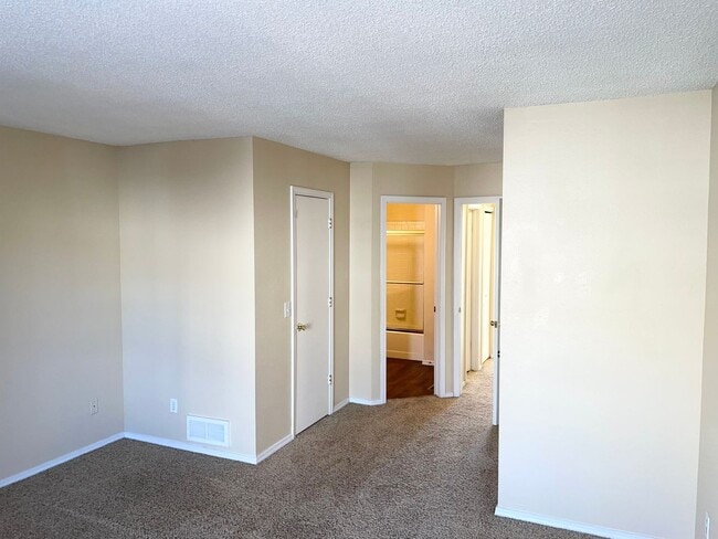 Building Photo - 2 BEDROOM TOWNHOME IN A PRIME LOCATION!!