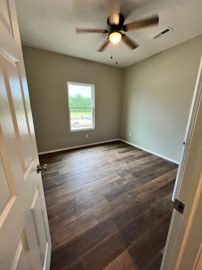 Building Photo - 3 bedroom 1 bath 2 car garage 1/2 Off First months rent!