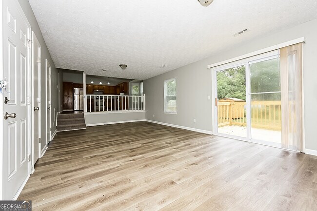 Building Photo - 3042 Medina Dr