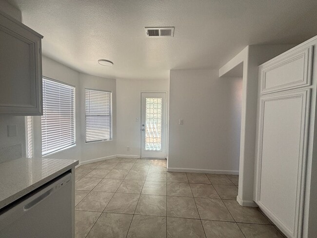 Building Photo - (APPLICATION PENDING) Renovated Spacious East Lancaster Single Story Home