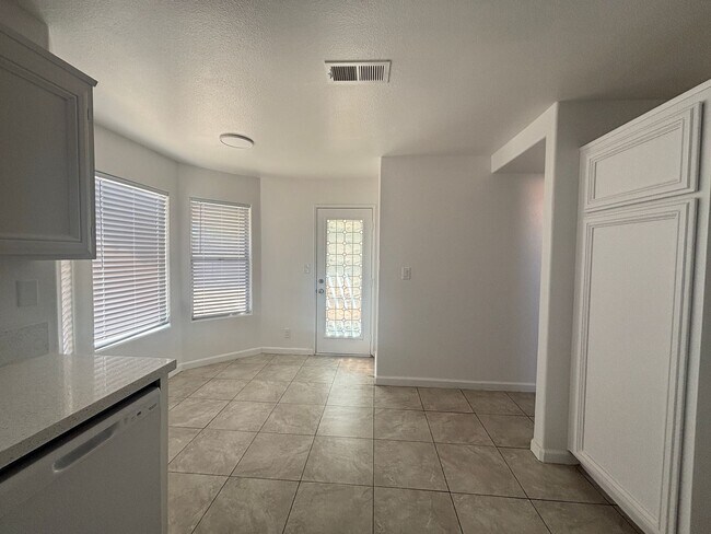 Building Photo - Renovated Spacious East Lancaster Single Story Home