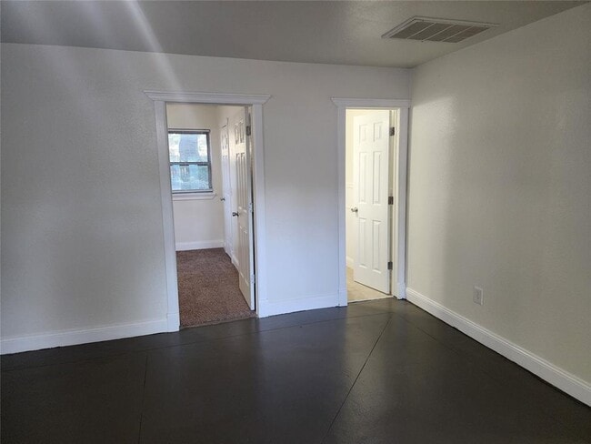 Building Photo - 807 S Jones Ln