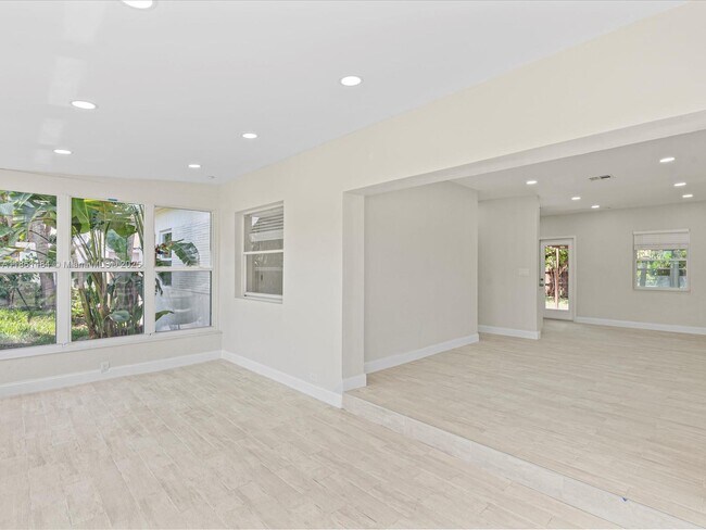 Building Photo - 113 SW 22nd Ave