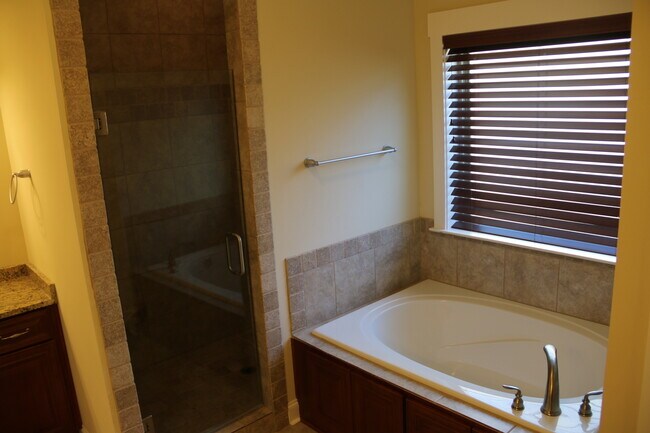Building Photo - Executive Rental in Cypress Point S/D