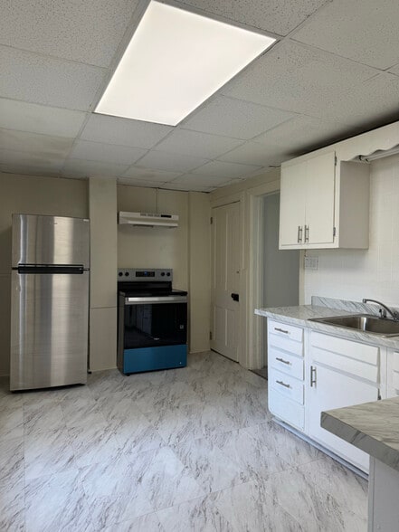 Building Photo - 617 E Chestnut St