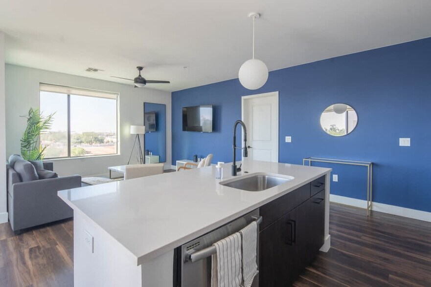 Building Photo - 812 W 1st St