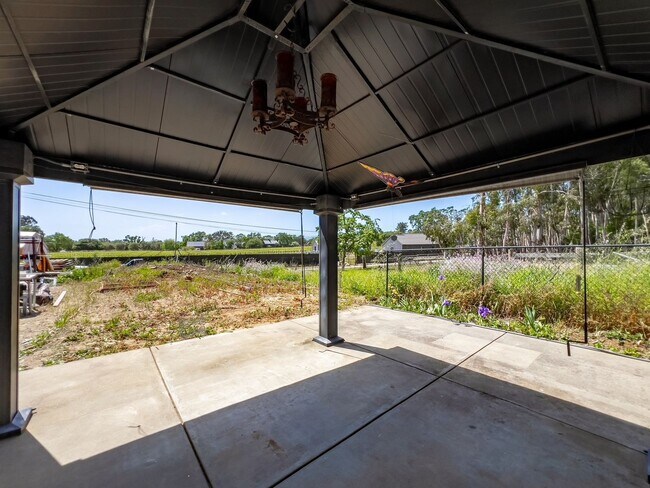 Building Photo - Charming Country Studio with Vineyard View...