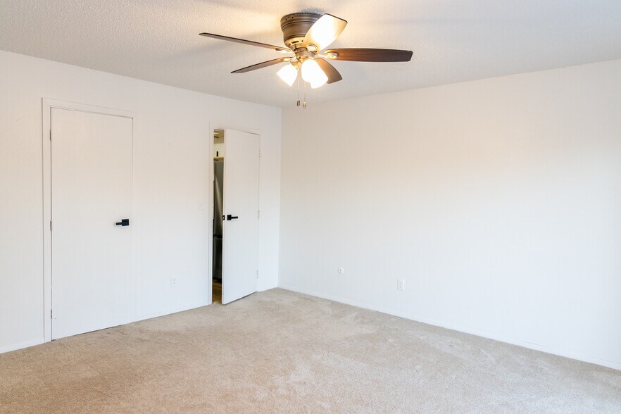 Building Photo - 711 S Phillips Ave