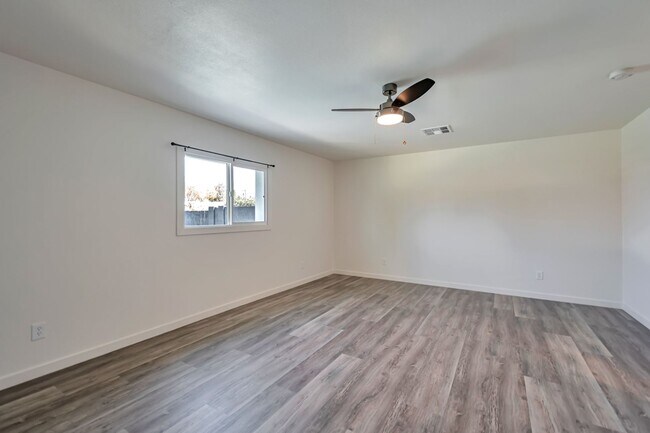 Building Photo - Huge 2 Story Home in Prime ASU neighborhood