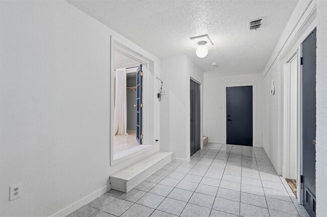 Building Photo - 2204 Santa Rita St