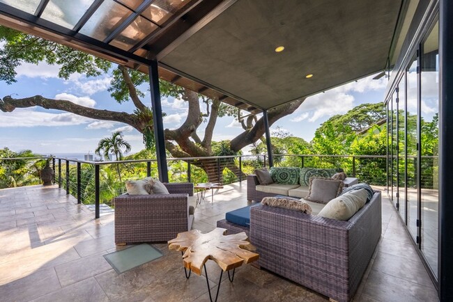 Building Photo - Tantalus Glass House: Modern Luxury with S...