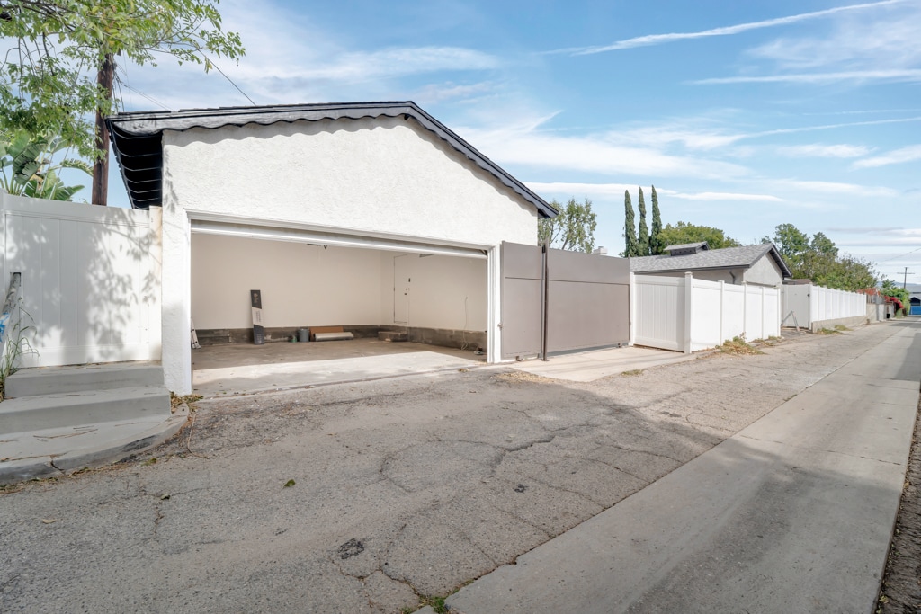 Building Photo - 10327 Wish Ave