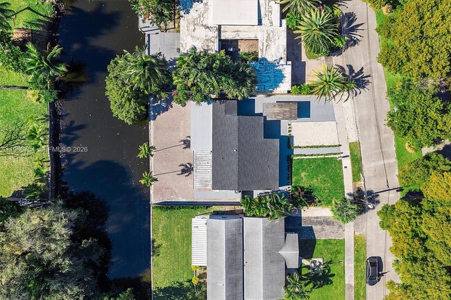 Building Photo - 300 SW 11th Ct