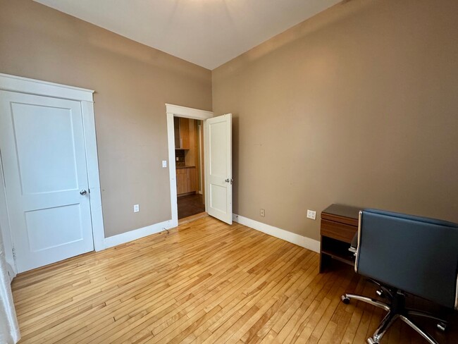 Building Photo - Beautiful 2BD/1BA Portland West End Condo!...