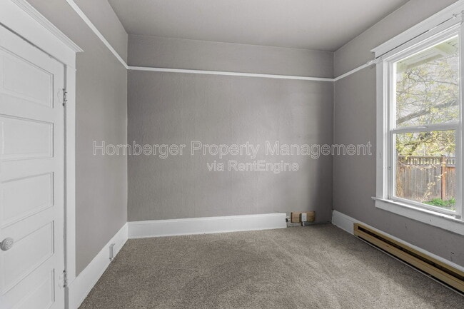 Building Photo - 922 4th St