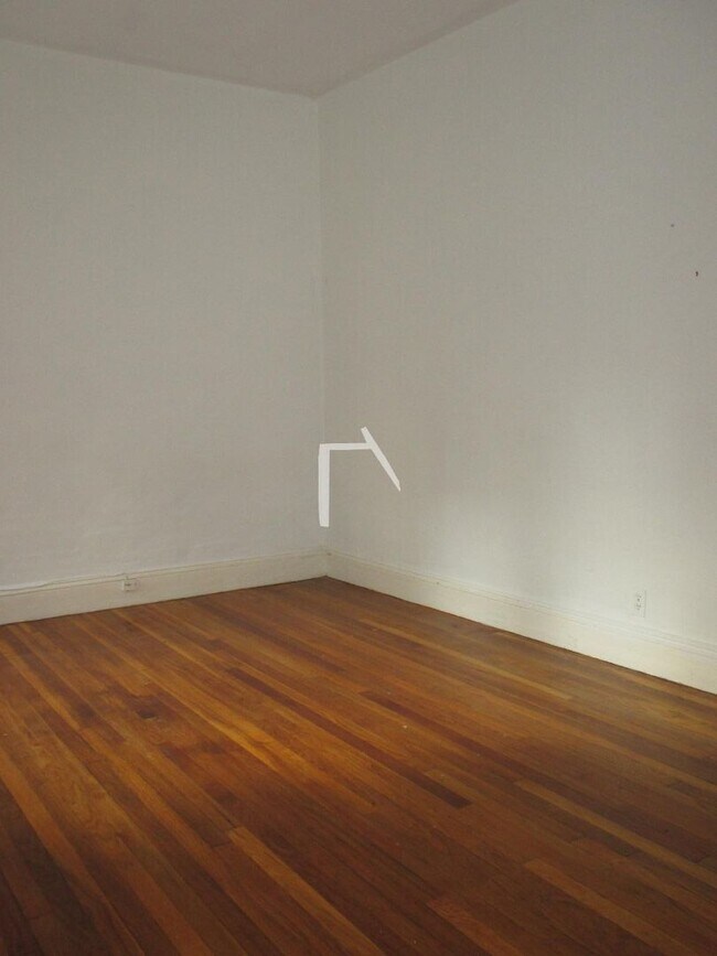 Building Photo - No Brokers Fee, No Security Deposit, Heat ...