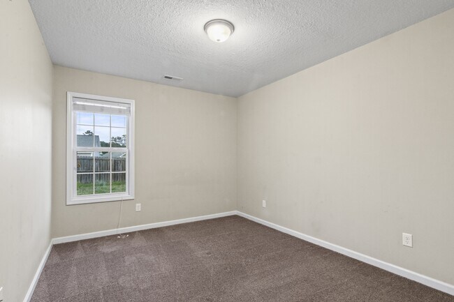 Building Photo - 752 Radiant Dr