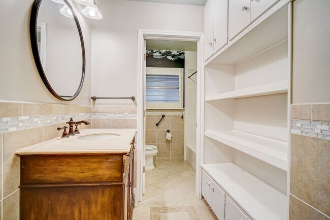 Building Photo - Welcome to this beautiful 3-bedroom, 2-bat...