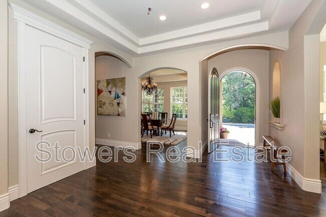 Building Photo - 705 Moraga Rd