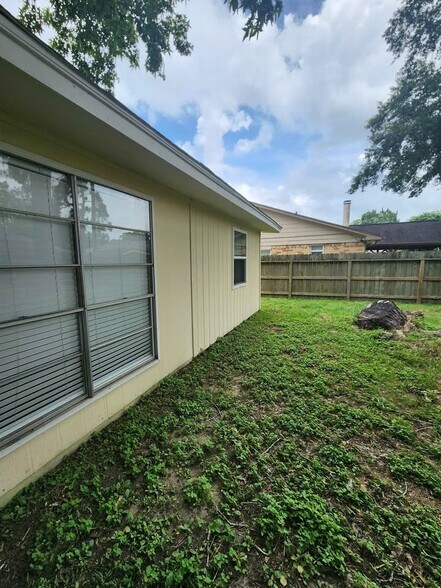 Building Photo - 10810 Kentington Oak Dr