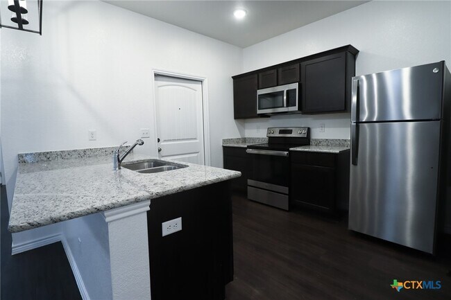 Building Photo - 5005 Rose Gdn Lp