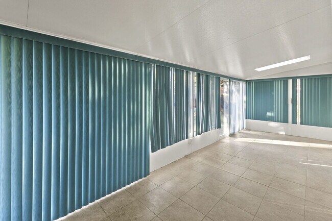 Building Photo - 2022 Northglen Dr