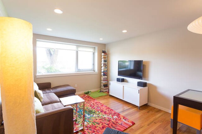 Building Photo - 2-bedroom Condo with Open Floor Plan and v...