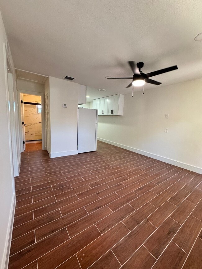 Building Photo - 1414 Ave I