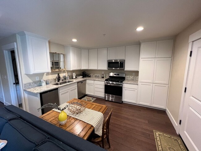 Building Photo - 4 Bed / 3.5 Bath | Crocker Village Brownst...