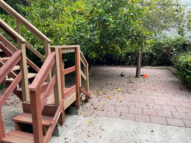 Building Photo - Charming Inner Richmond Gem: Spacious 1BR w/ Laundry On-Site, and Parking Included!