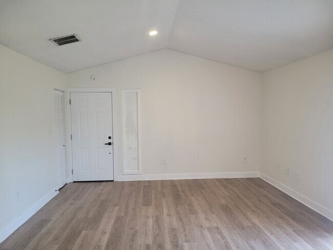 Building Photo - 1236 Dovehill Dr