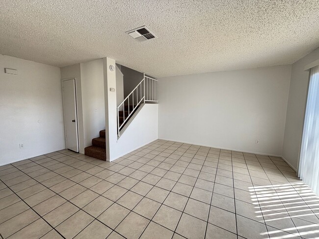 Building Photo - East Palmdale Townhouse