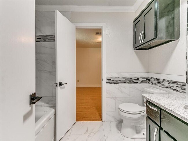 Building Photo - Family Home + Pool!