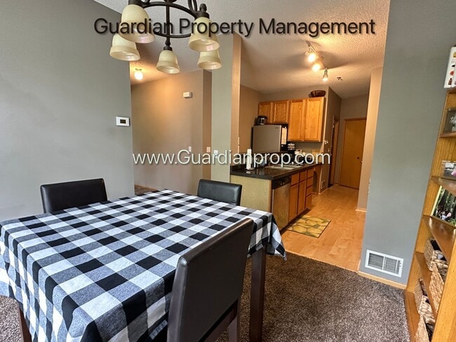 Building Photo - Eden Prairie End Unit Town Home, 2 Car Gar...