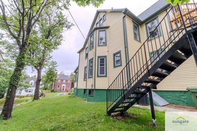 Building Photo - 2900 E Strathmore Ave