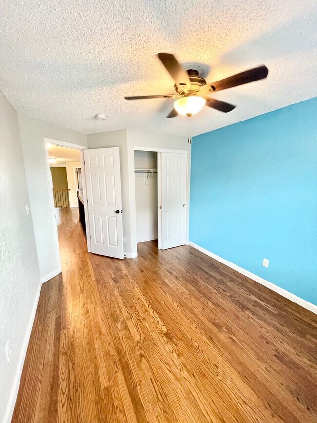 Building Photo - Large Clean Home in Aurora